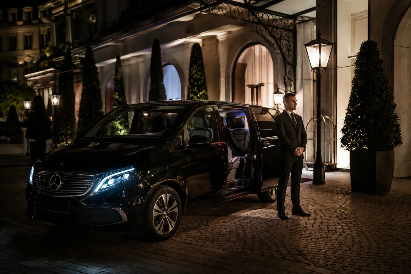 Mercedes-Benz V-Class attesa fuori dall'ingresso di un hotel di notte