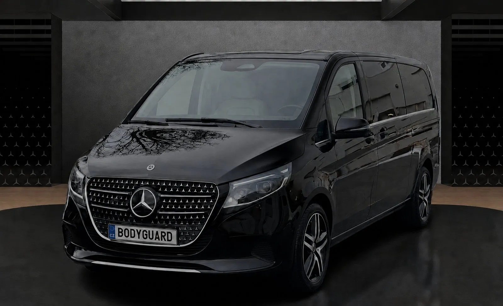 Mercedes-Benz V-Class V250d XL Avantgarde 2025 - Vista frontale, carrozzeria nera