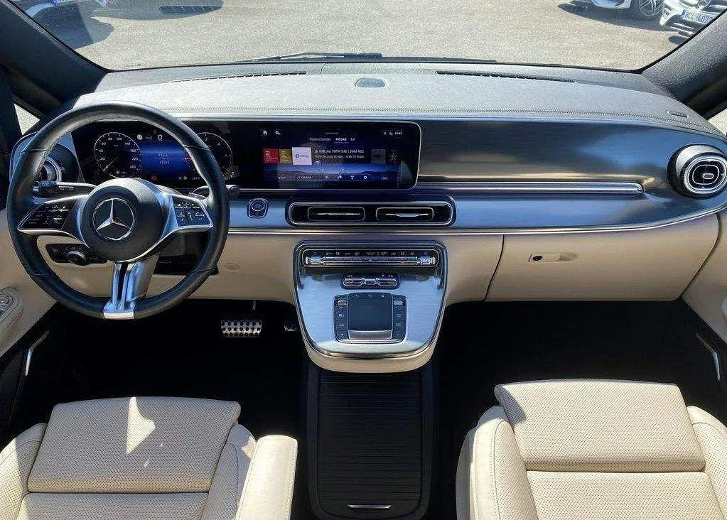 V-Class V250d XL Avantgarde: un sedile di guida di nuova generazione con display di grandi dimensioni