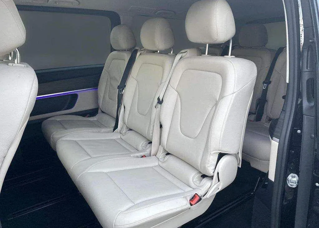 V-Class V250d XL Avantgarde - sedili posteriori con rivestimento in pelle lucida e illuminazione ambientale
